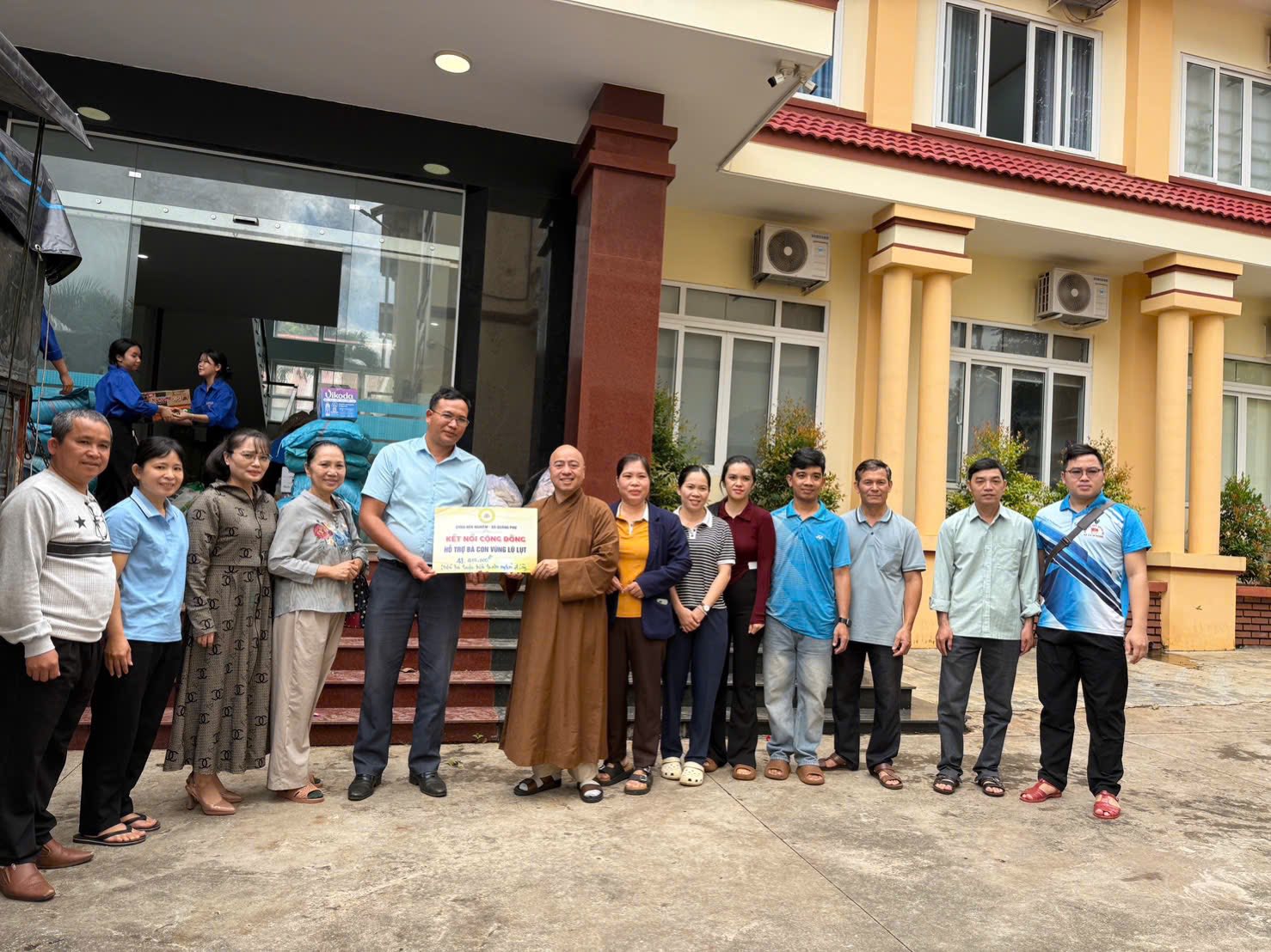 Chùa Hoa Nghiêm vận động trao 43,4 triệu đồng đến Ủy ban MTTQ Việt Nam xã Quảng Phú để hỗ trợ bà con vùng lũ